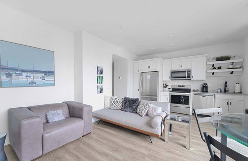 Traverse City Condominio | 3.5-Minute Walk to Beach + Next to Dog Park!