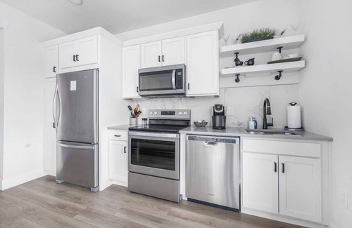 Traverse City Condominio | 3.5-Minute Walk to Beach + Next to Dog Park!