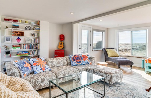Warrenton Casa | 3-Acre Oceanfront Home Game Room and Fire Pit!