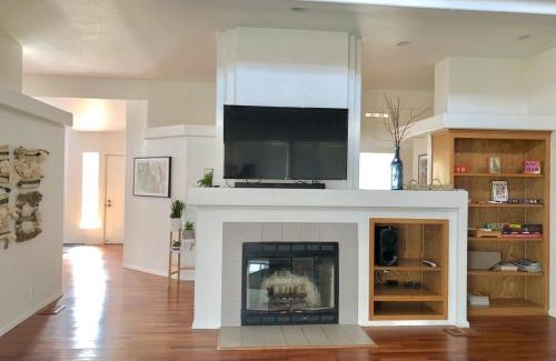 Lone Pine Casa | 3 B 2 BA home in a Serene, quiet cul de sac