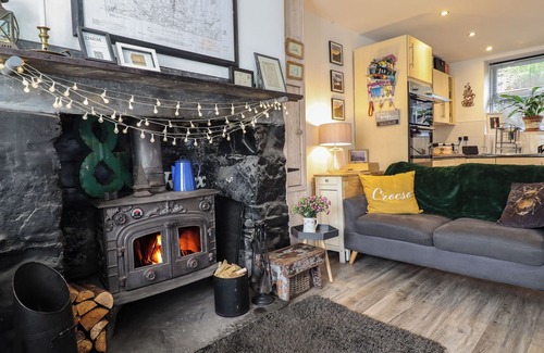 Tanygrisiau Cabaña | 3 BARLWYD TERRACE, pet friendly, with open fire in Blaenau Ffestiniog
