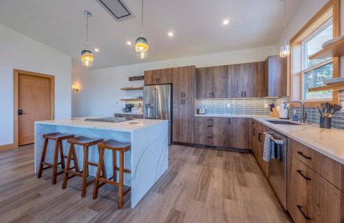 Lincoln City Casa | 3 bd 3 ba and Bunks - Blue Door Retreat - New in 2024