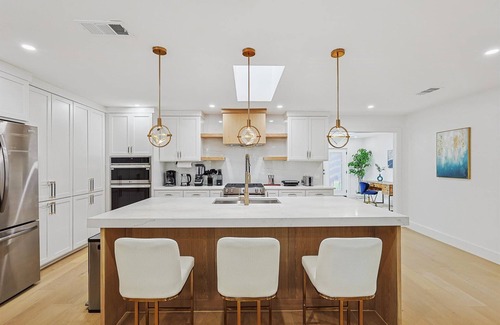 Northeast Dallas Casa | 3-BD/3-BA Bungalow ft. Backyard w/ Deck & Firepit