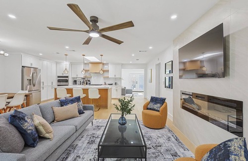 Northeast Dallas Casa | 3-BD/3-BA Bungalow ft. Backyard w/ Deck & Firepit