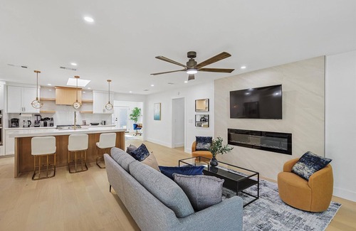 Northeast Dallas Casa | 3-BD/3-BA Bungalow ft. Backyard w/ Deck & Firepit