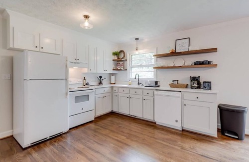 Sans Souci Casa | 3 bd, farmhouse ranch, walking distance to Furman