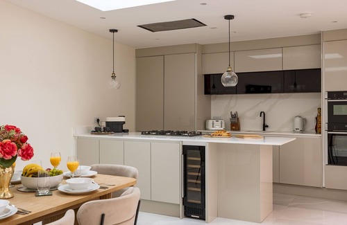 Kilburn Casa | 3-BDR Stunning LUX Villa & Parking Central London