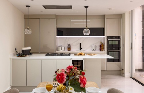 Kilburn Casa | 3-BDR Stunning LUX Villa & Parking Central London