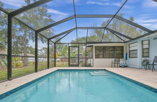 Lake Sarasota Casa | 3 BDRM 2 BTHRM House w/ Heated Pool - close to everything in Sarasota