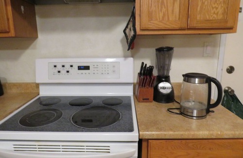 Bertsch-Oceanview Casa | 3 bdrm family hm- sleeps 7 near beach & redwoods w/ jetted tub in Elk Valley