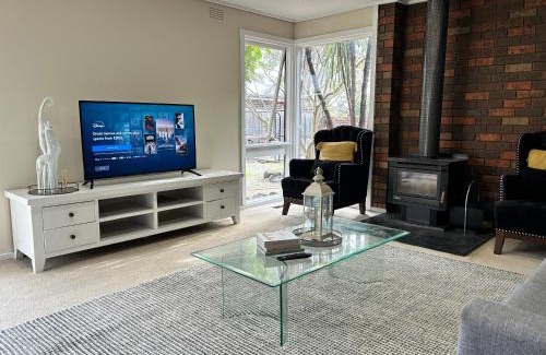 Croydon Casa | 3 Bdrm home,pool, BBQ , fireplace Great for a weekend of fun or family retreat