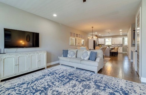 Lakewood Casa | 3-bdrm Nashville townhome - steps to lake & 20 min to Downtown Nashville