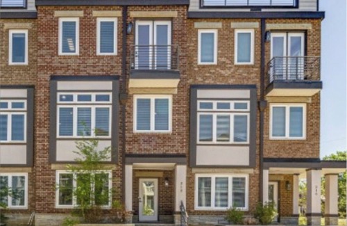 Lakewood Casa | 3-bdrm Nashville townhome - steps to lake & 20 min to Downtown Nashville