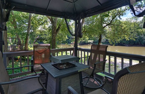 Indianapolis Casa | 3 BDRM River Retreat w/hot tub