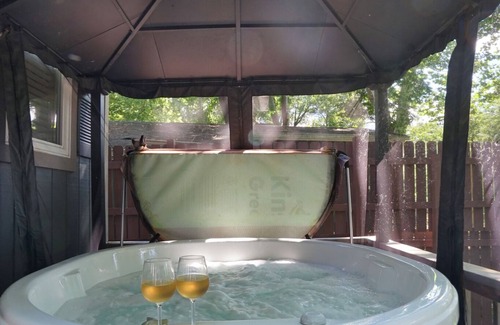 Indianapolis Casa | 3 BDRM River Retreat w/hot tub