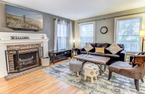 Wilmington Historic District Casa | 3-bed, 2.5 bathroom, Downtown Front St. Wilmington With Off Street Parking Lot