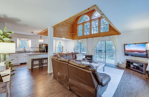 Greentown Casa | 3 BED / 2 BATH HOME WITH BOAT SLIP - STEPS TO LAKE WALLENPAUPACK