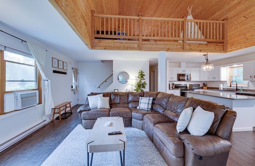 Greentown Casa | 3 BED / 2 BATH HOME WITH BOAT SLIP - STEPS TO LAKE WALLENPAUPACK