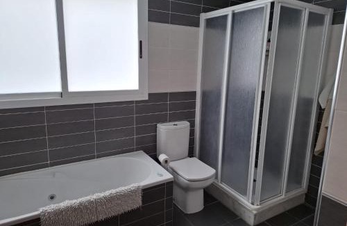 Chiva Chalet De Esquí | 3 Bed Chalet-Pool-Pets-Hot Tub-Parking-Garden