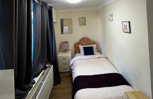 Cray Valley East Casa | 3 Bed Cottage Retreat - Private Garden & Parking