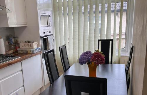 Cray Valley East Casa | 3 Bed Cottage Retreat - Private Garden & Parking