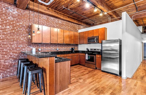 Downtown West Apartamento | 3 Bed DWTN Loft-Theater Seating & 100" Projector-W/D