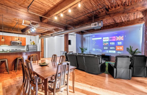 Downtown West Apartamento | 3 Bed DWTN Loft-Theater Seating & 100" Projector-W/D