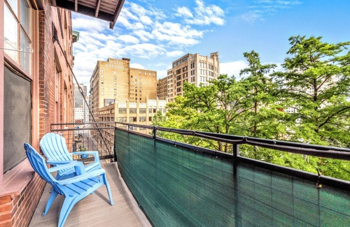 Downtown West Apartamento | 3 Bed DWTN Loft-Theater Seating & 100" Projector-W/D