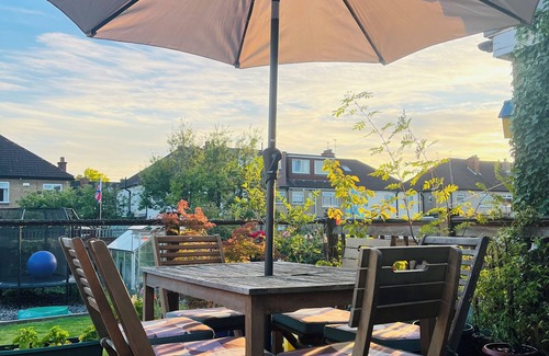 Manor Casa | 3 bed family house, 5min walk to tube, 30min tube to central London attractions