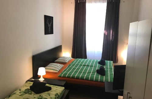 Vrsovice Apartamento | 3 Bed Flat - Sleeps 6 - Smoking - Parking - Wifi