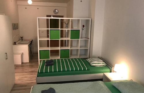 Vrsovice Apartamento | 3 Bed Flat - Sleeps 6 - Smoking - Parking - Wifi