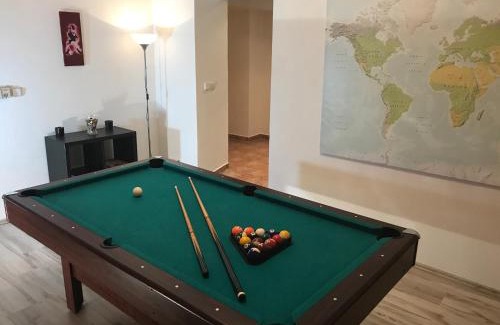 Vrsovice Apartamento | 3 Bed Flat - Sleeps 6 - Smoking - Parking - Wifi