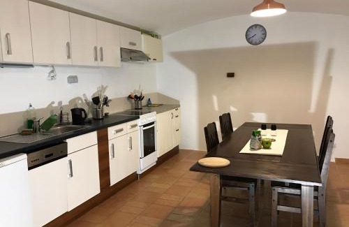 Vrsovice Apartamento | 3 Bed Flat - Sleeps 6 - Smoking - Parking - Wifi