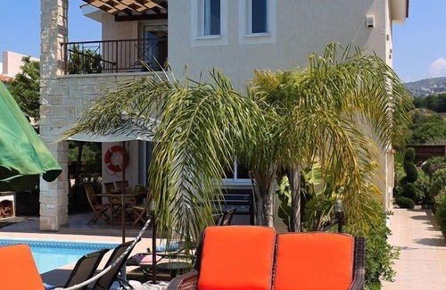 Tala Villa | Villa de 3 dormitorios de alta especificación en Tala / increíbles vistas al mar / piscina climatizada y coche incluido