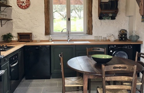 Monts et Vallees Ouest Creuse Cabaña | Casa de vacaciones de 3 dormitorios en el corazón de la Francia rural. Lleno de encanto rústico. Duerme 6