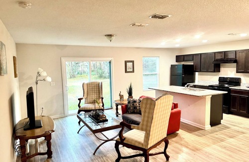 Northside Apartamento | 3 Bed Home 5 Mins to JAX Airport & Zoo