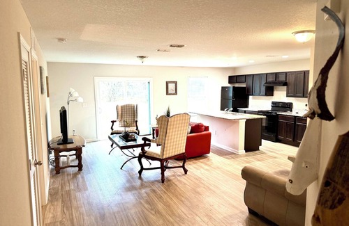 Northside Apartamento | 3 Bed Home 5 Mins to JAX Airport & Zoo