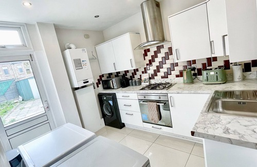 Loxford Casa | 3 bed home with Free parking & garden - Ilford