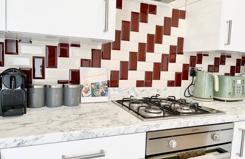 Loxford Casa | 3 bed home with Free parking & garden - Ilford
