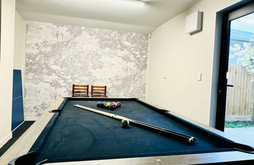 Riccarton Casa | 3 bed home with pool table near Westfield Mall