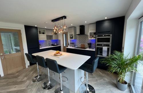 Holyhead Casa | 3 Bed House - Sleeps 5 - Pets - Garden - Parking