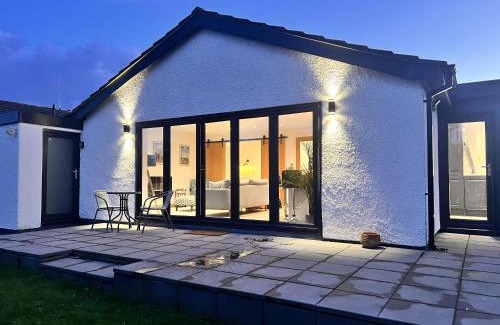 Holyhead Casa | 3 Bed House - Sleeps 5 - Pets - Garden - Parking