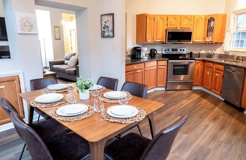 Cary Casa | Kids Essentials ,Jaccuzzi ,Walkable to Restaurant, Keurig, Grill, Ofiice,Crib,5G