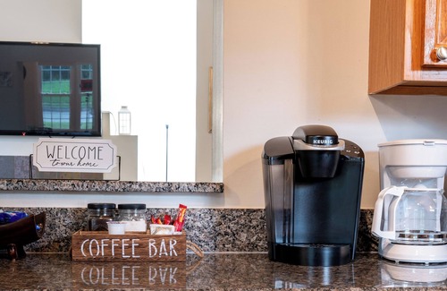 Cary Casa | Kids Essentials ,Jaccuzzi ,Walkable to Restaurant, Keurig, Grill, Ofiice,Crib,5G