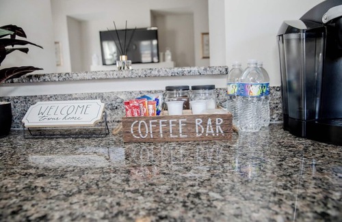 Cary Casa | Kids Essentials ,Jaccuzzi ,Walkable to Restaurant, Keurig, Grill, Ofiice,Crib,5G