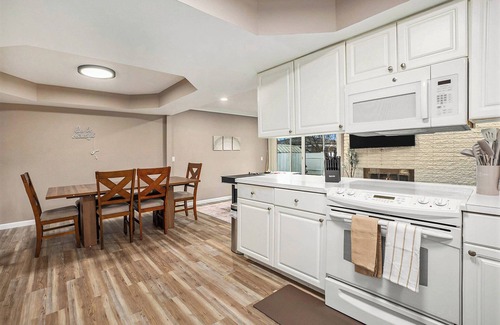 Warren Casa | 3 Bed Metro Detroit Gem w/ Games & Netflix
