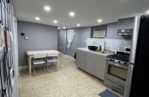 Hillside Casa | 3 Bed Room Apt near Airport