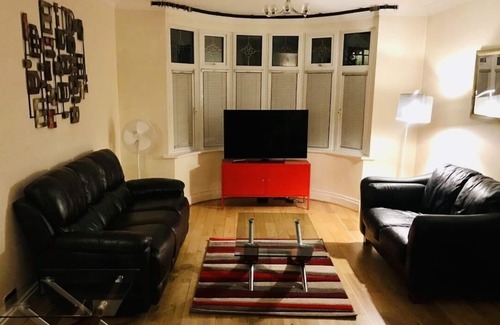 Bedford Apartamento | Casa Pareada de 3 Dormitorios, Wifi, Estacionamiento, Espacio Exterior