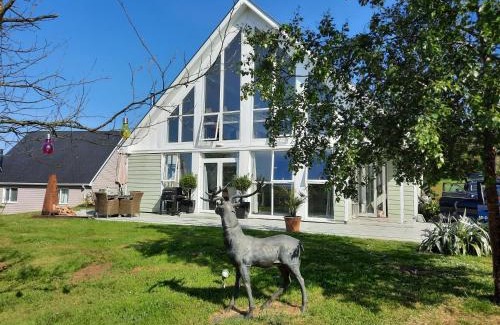 Belturbet Casa | 3 Bed-Sleeps 6-Pets-River View-Hot Tub