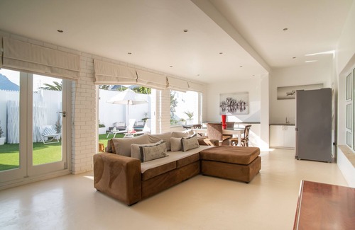 Camps Bay Villa | Villa de 3 dormitorios con piscina, jardín y vistas panorámicas de Table Mountain y el mar.